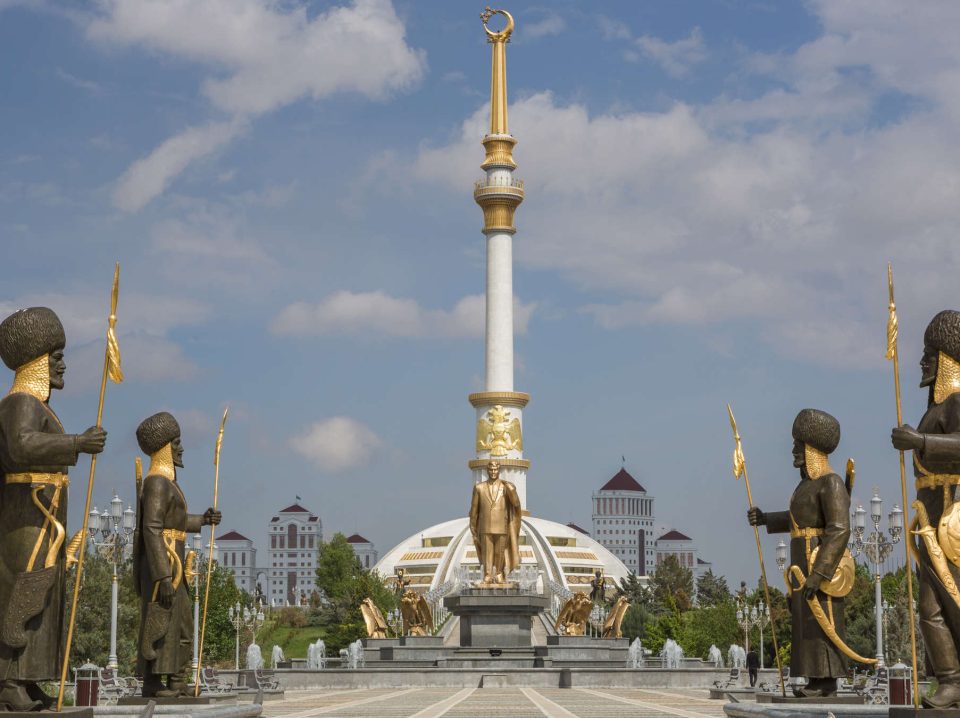 29918933-unabhaengigkeitsdenkmal-in-sgabat-hauptstadt-von-turkmenistan-2uchw2xNQnea